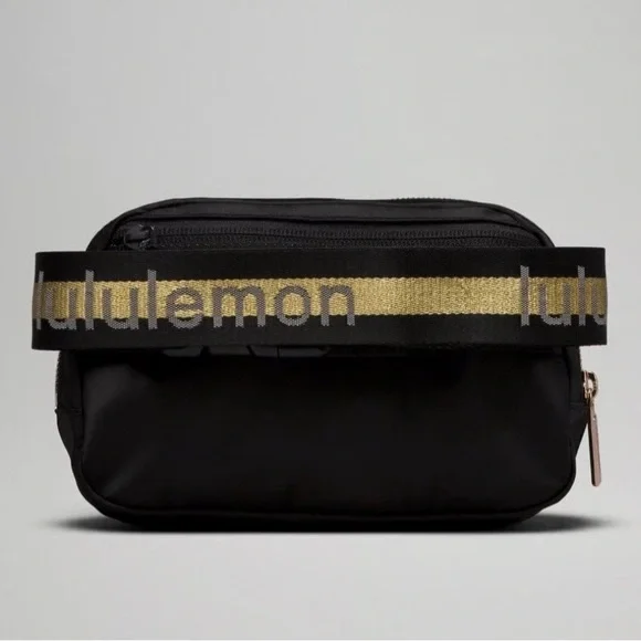 Lululemon Everywhere Wordmark Crossbody Belt Bag 1L - Black/Gold - Picture 2 of 4